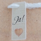 Hochzeitseinladung Marcella aus Kraftpapier mit Herzen und Schleife Detail